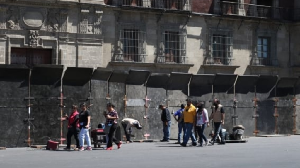 Blindan con vallas metálicas Palacio Nacional previo a marcha en