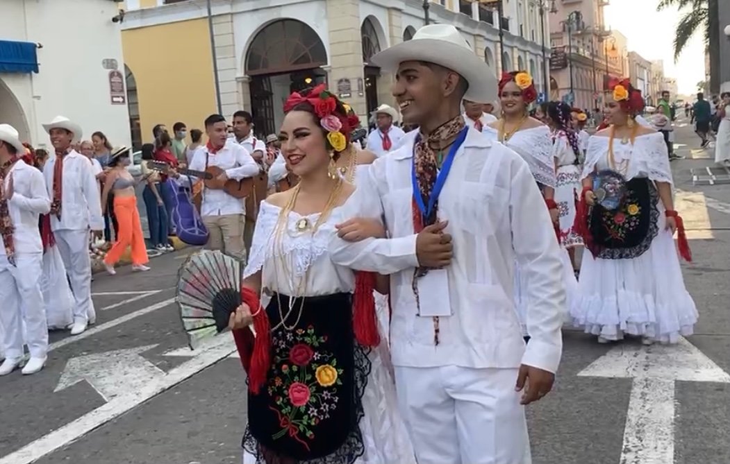 Realizan desfile de trajes típicos por Independencia – NV Noticias
