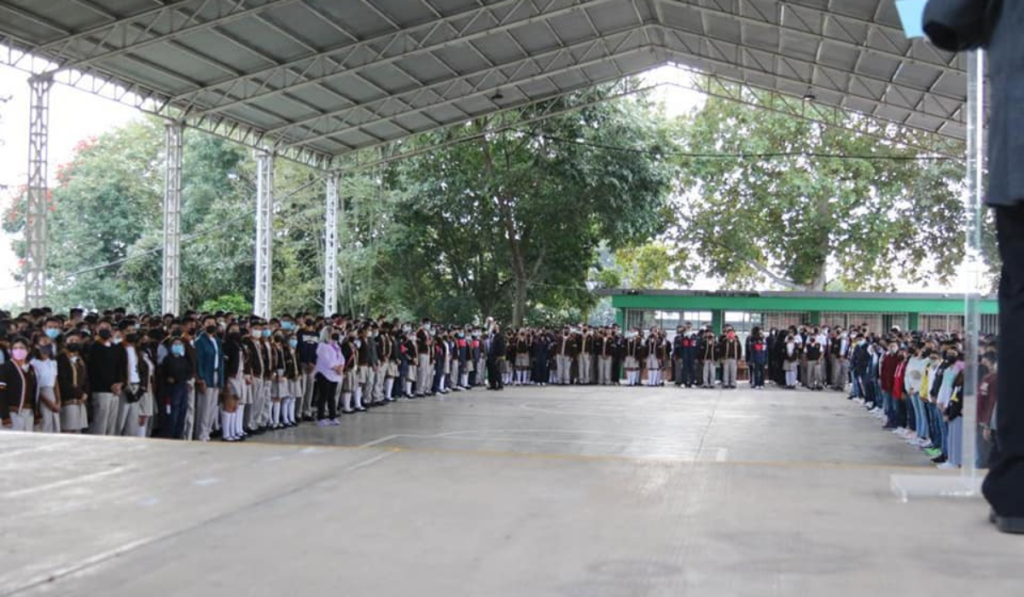 Padres de familia se manifiestan por cambio en Secundaria de Xalapa ...