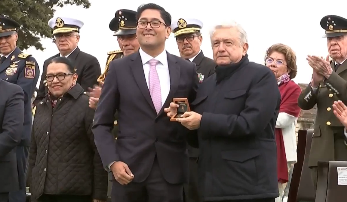 Amlo Recibió Moneda Conmemorativa De Heroico Colegio Militar Nv Noticias